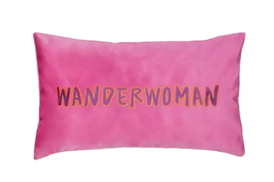 pad-concept-letters-wanderwoman-hot-pink-30-x-50-cm-kissenh-lle-mit-stick-schrif image 1
